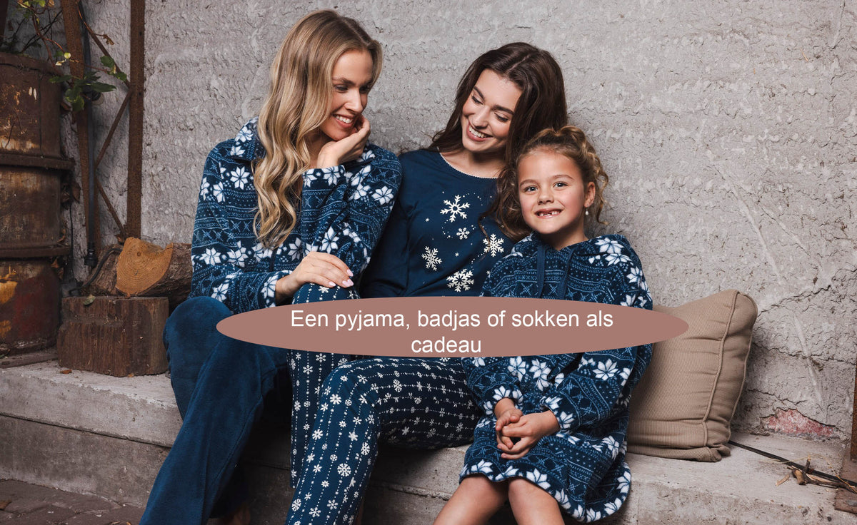 Twee vrouwen en een meisje in bijpassende donkerblauwe nachtkleding met sneeuwvlokprint, met de tekst: een pyjama, badjas of sokken als cadeau