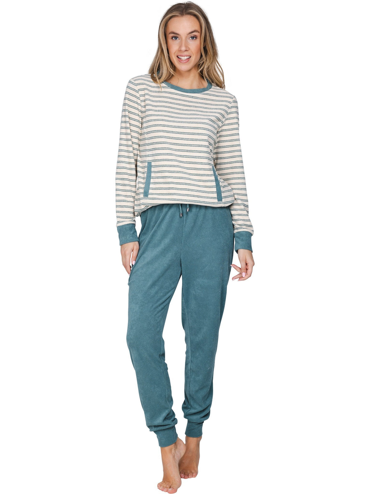 Groen | voor | Vooraanzicht op model, crème met groene streep en groene broek – Pastunette badstof dames pyjama met boordjes - Streep - Nordic Leaf