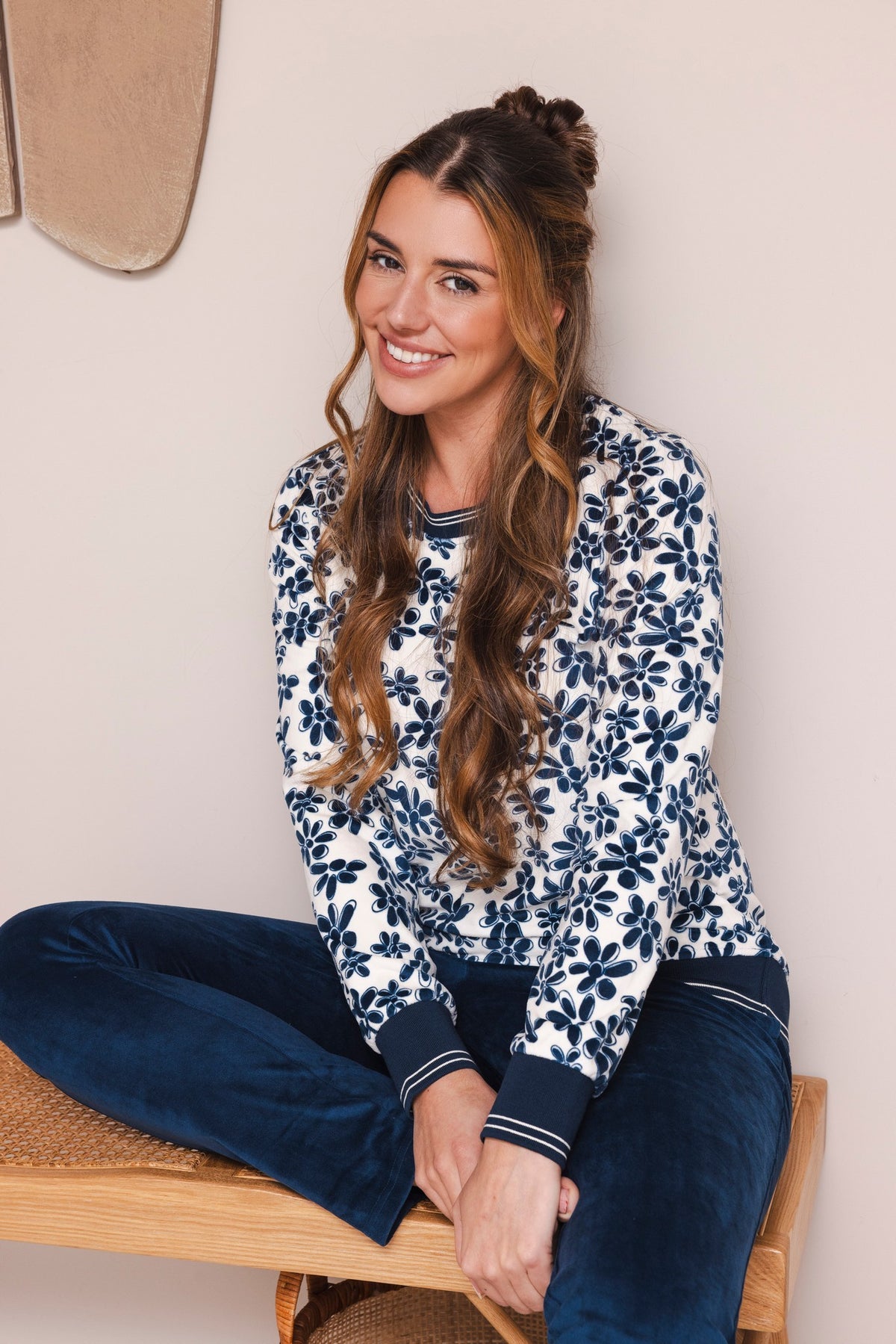 Donkerblauw | sfeer | Sfeerfoto zittend, bloemenprint en donkerblauw – Pastunette fleece dames pyjama lange mouw - Bloemenprint - Nordic Bloom