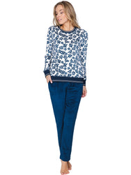 Donkerblauw | voor | Vooraanzicht op model, ecru met donkerblauwe bloemenprint – Pastunette fleece dames pyjama lange mouw - Bloemenprint - Nordic Bloom