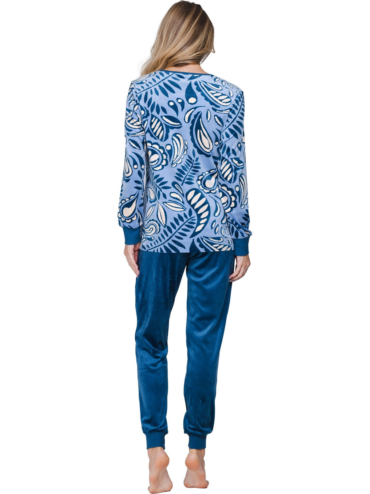 Donkerblauw | achter | Achteraanzicht op model, paisleyprint – Pastunette velours dames pyjama met knoopjes - Paisley - Soft Paisley
