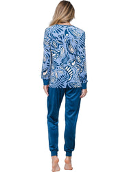 Donkerblauw | achter | Achteraanzicht op model, paisleyprint – Pastunette velours dames pyjama met knoopjes - Paisley - Soft Paisley