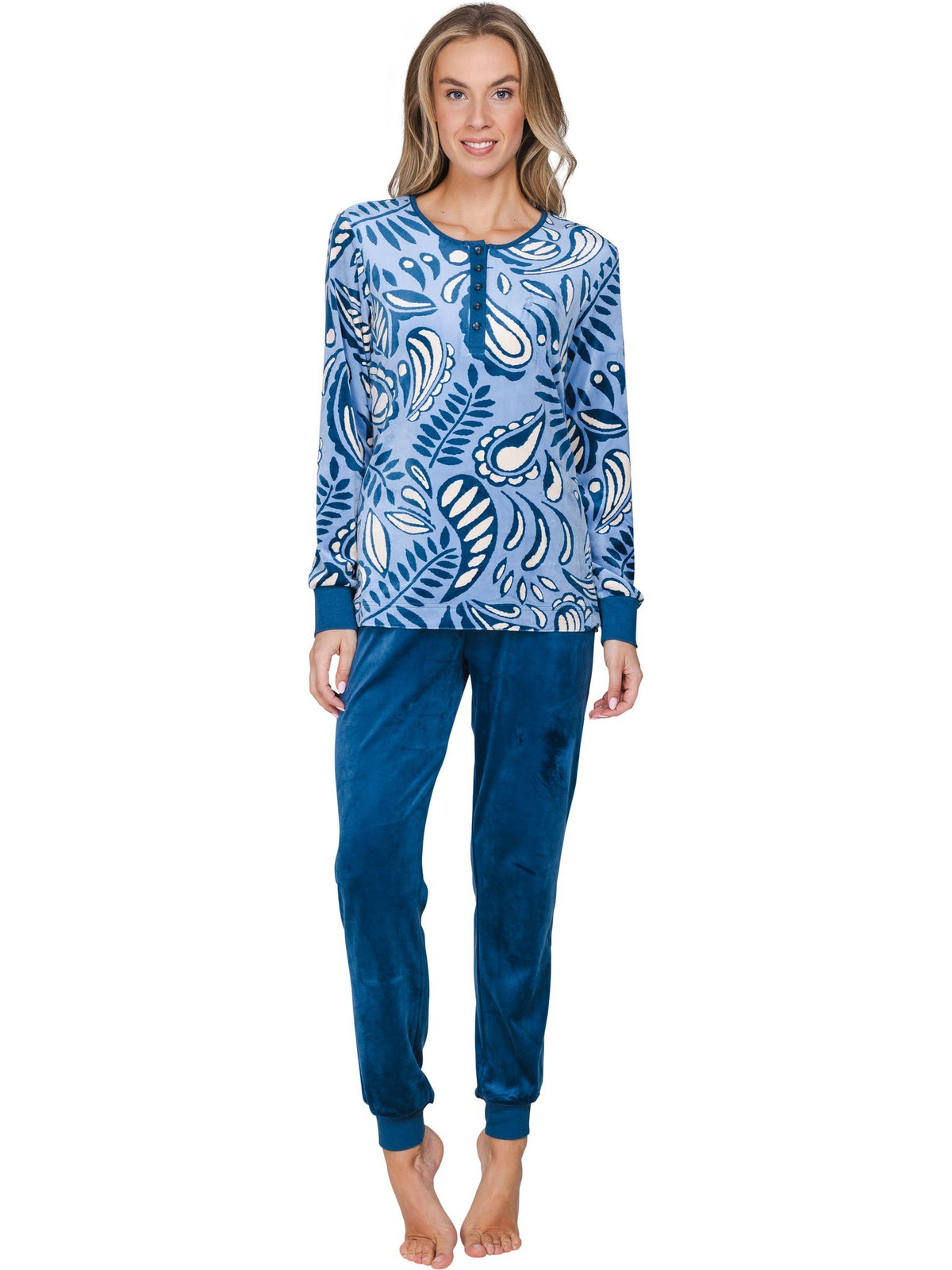 Donkerblauw | voor | Vooraanzicht op model, blauwe paisleyprint en donkerblauwe broek – Pastunette velours dames pyjama met knoopjes - Paisley - Soft Paisley