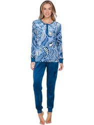 Donkerblauw | voor | Vooraanzicht op model, blauwe paisleyprint en donkerblauwe broek – Pastunette velours dames pyjama met knoopjes - Paisley - Soft Paisley