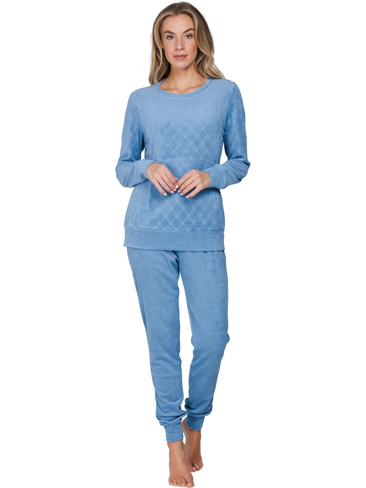 Blauw | voor | Vooraanzicht op model, lichtblauw – Pastunette badstof dames pyjama met boordjes - Lichtblauw - Blue Cottage