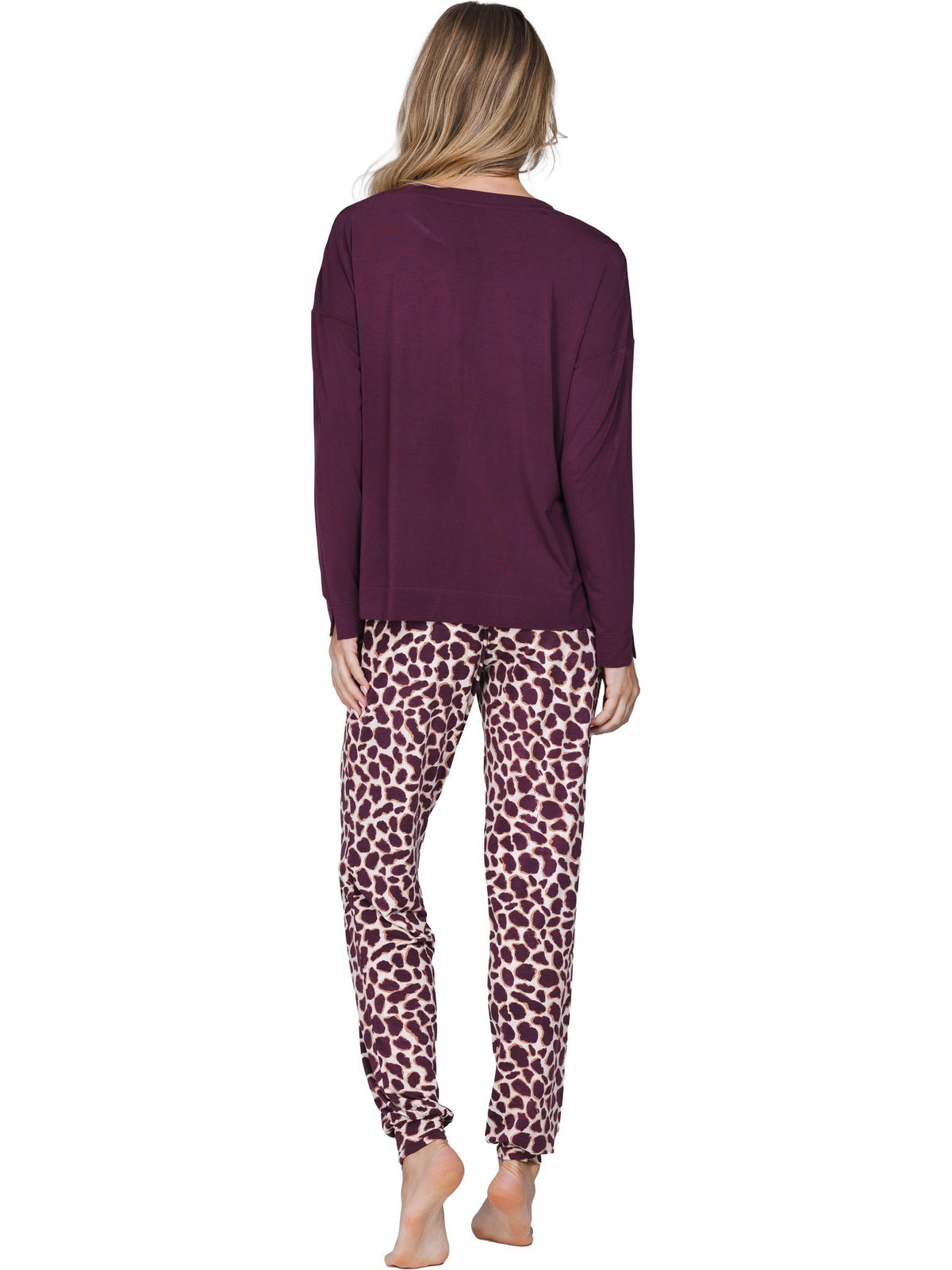 Bordeaux | achter | Achteraanzicht op model, bordeaux – Pastunette Premium modal dames pyjama met knoopjes - Bordeaux - Satin Wild