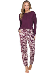 Bordeaux | voor | Vooraanzicht op model, bordeaux shirt en broek met dierenprint – Pastunette Premium modal dames pyjama met knoopjes - Bordeaux - Satin Wild