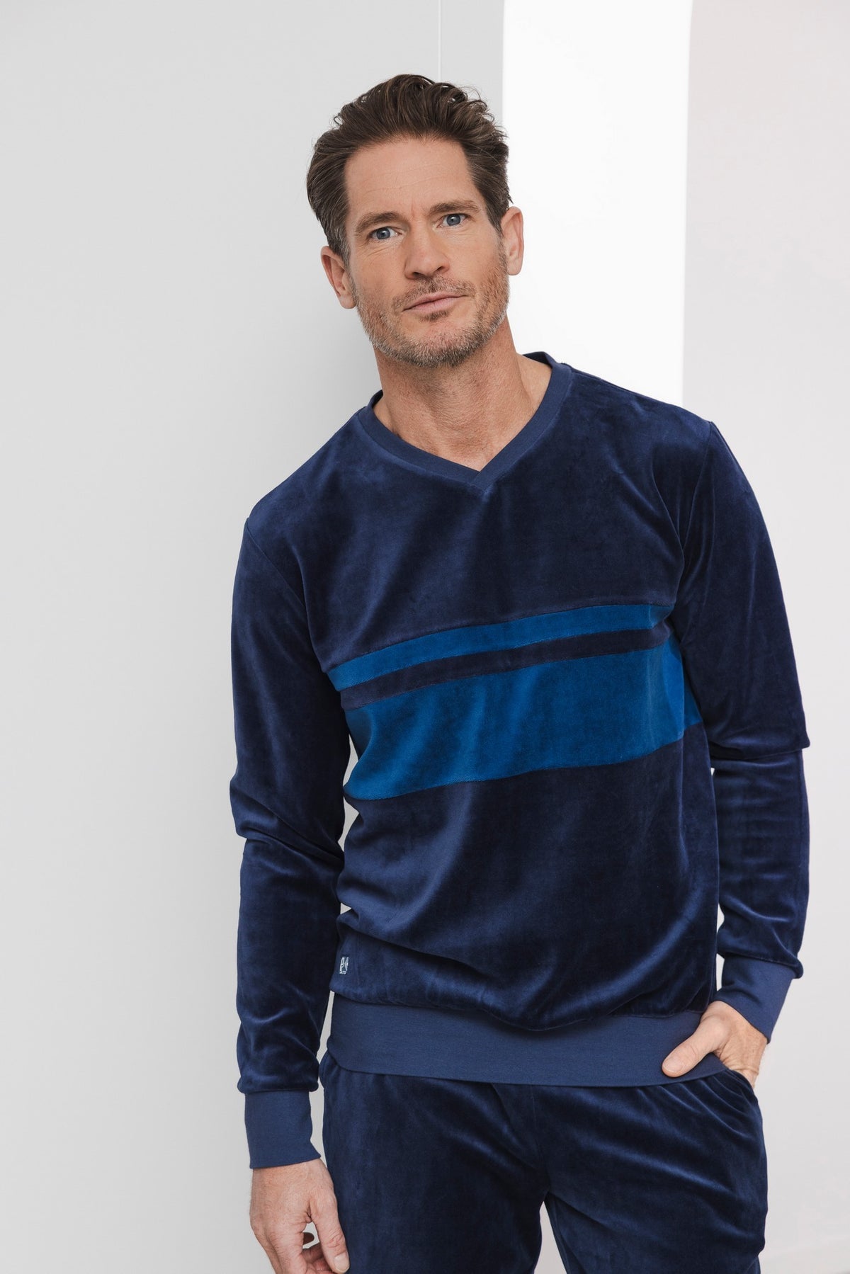 Donkerblauw | sfeer | Sfeerfoto, donkerblauw – Pastunette velours heren pyjama met V-hals - Donkerblauw - Northern Nights