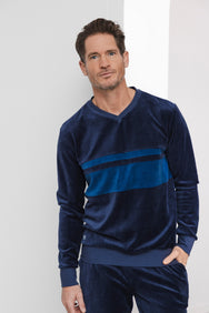 Donkerblauw | sfeer | Sfeerfoto, donkerblauw – Pastunette velours heren pyjama met V-hals - Donkerblauw - Northern Nights