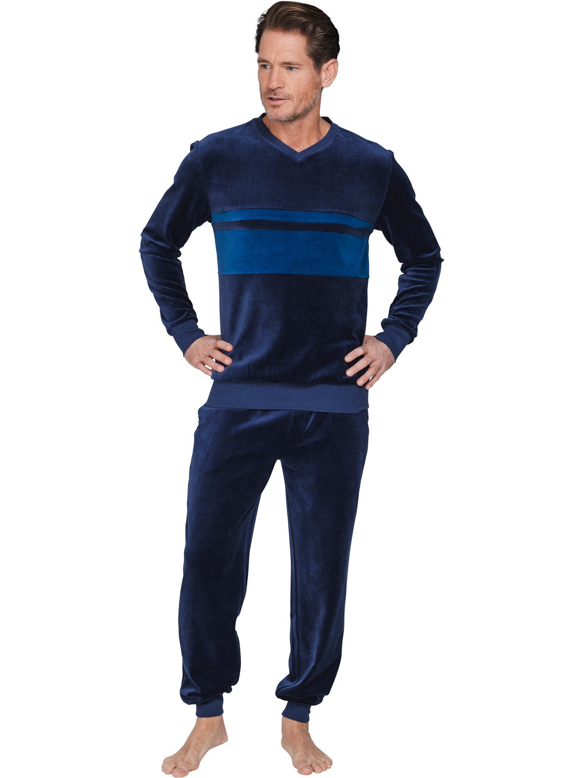 Donkerblauw | voor | Vooraanzicht op model, donkerblauw met blauwe streep – Pastunette velours heren pyjama met V-hals - Donkerblauw - Northern Nights