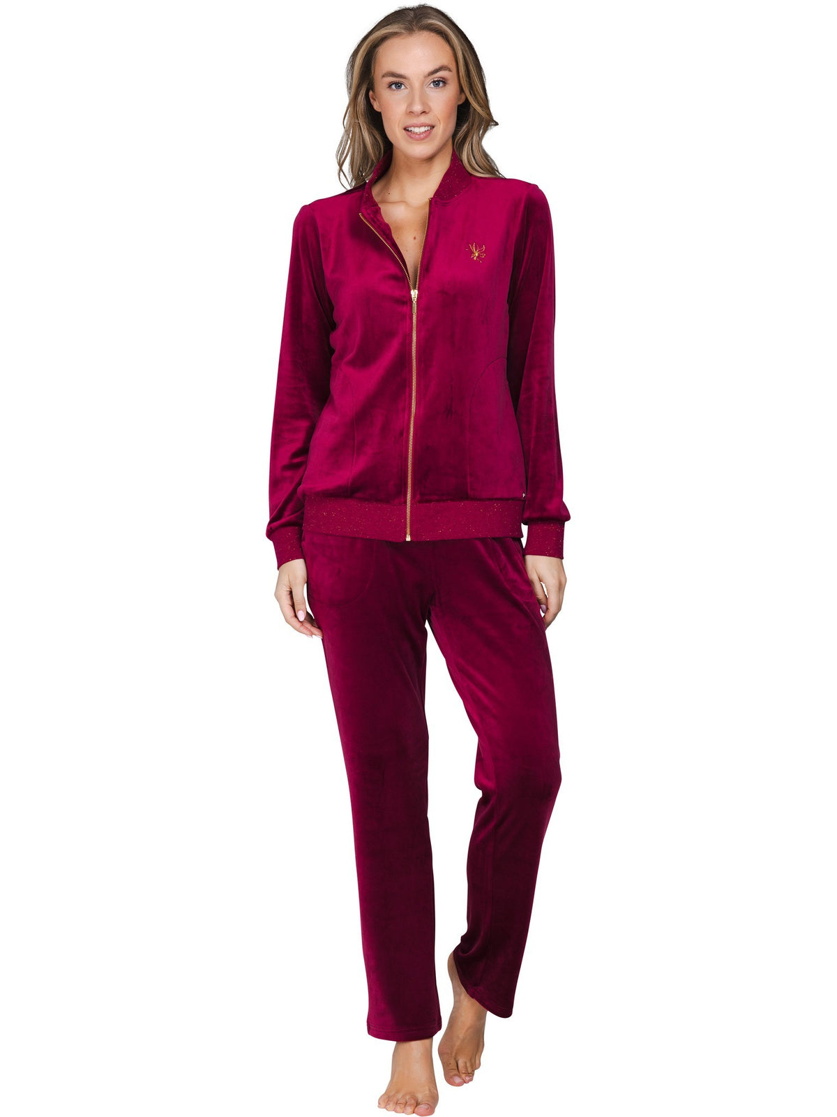 Bordeaux | voor | Vooraanzicht op model, bordeaux – Pastunette velours dames huispak met rits - Rosewood Comfort
