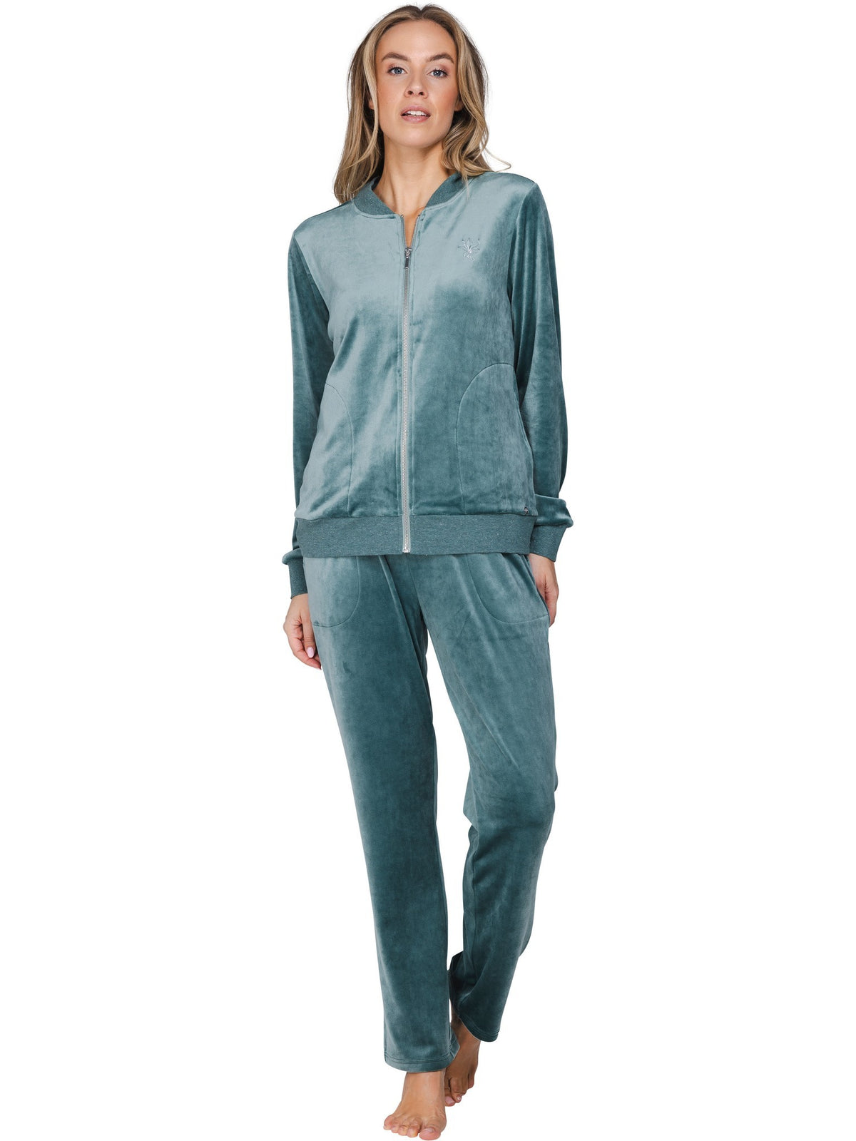 Groen | voor | Vooraanzicht op model, groen – Pastunette velours dames huispak met rits - Rosewood Comfort