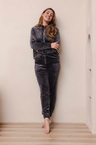 Donkergrijs | sfeer | Sfeerfoto zittend, donkergrijs – Pastunette Premium velours dames huispak met rits - Rib - Midnight Haze