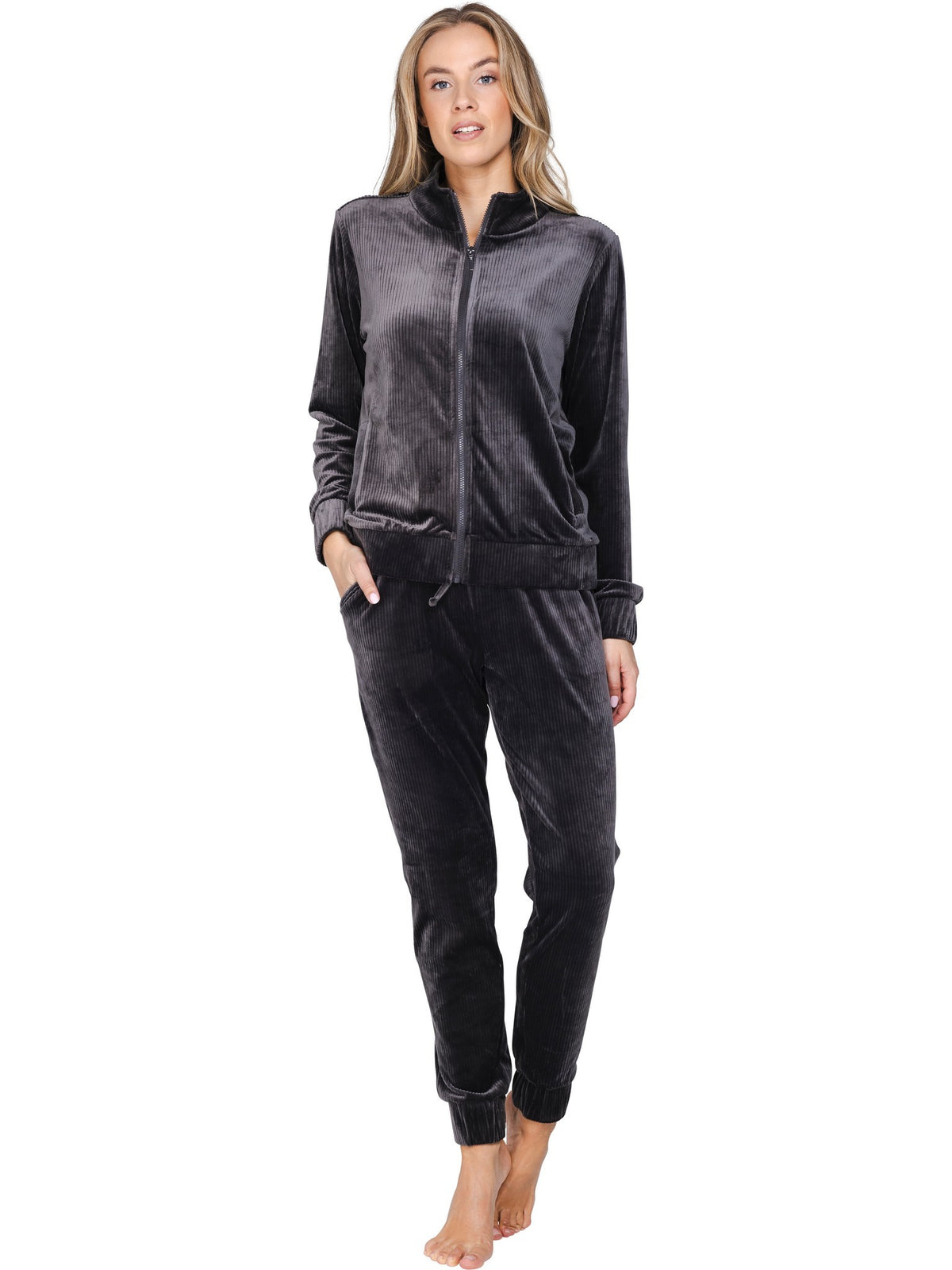 Donkergrijs | voor | Vooraanzicht op model, donkergrijs – Pastunette Premium velours dames huispak met rits - Rib - Midnight Haze