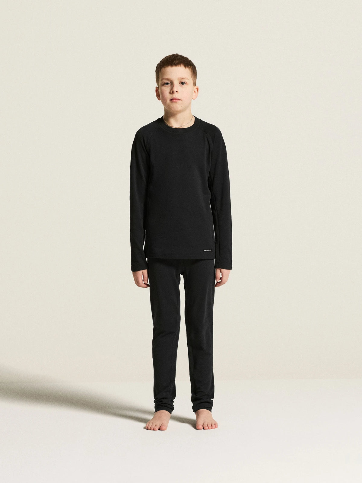 Zwart | voor | Vooraanzicht op model, shirt en broek, zwart – Craft thermoset kinderen shirt en broek - Thermal Baselayer