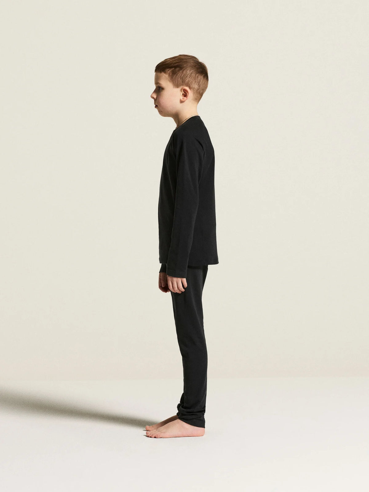 Zwart | zij | Zijaanzicht op model, zwart – Craft thermoset kinderen shirt en broek - Thermal Baselayer