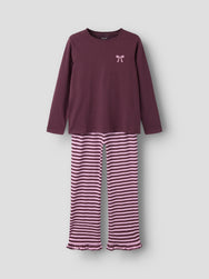 Catawba Grape | packshot | Packshot voorkant op grijze achtergrond, catawba grape – Name it meisjes pyjama in cadeaudoos - Catawba Grape