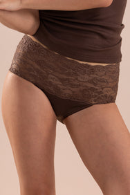 Café crème | voor | Vooraanzicht op model, café crème – Nina von C dames taille slip kant - Biologisch katoen