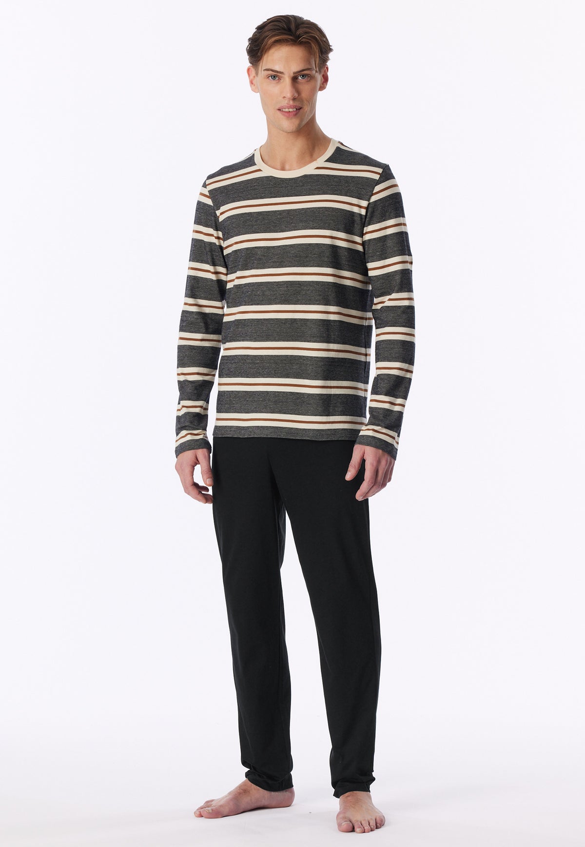 Zwart | voor | Vooraanzicht op model, gestreept shirt en zwarte broek – Schiesser katoenen heren pyjama lange mouw - Zwart - Casual Nightwear