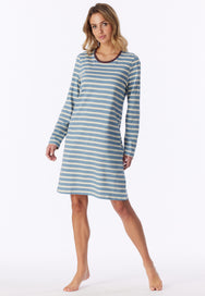 Greyblue | voor | Vooraanzicht op model, grijsblauw gestreept – Schiesser Dames Nachthemd lange mouw - Casual Essentials