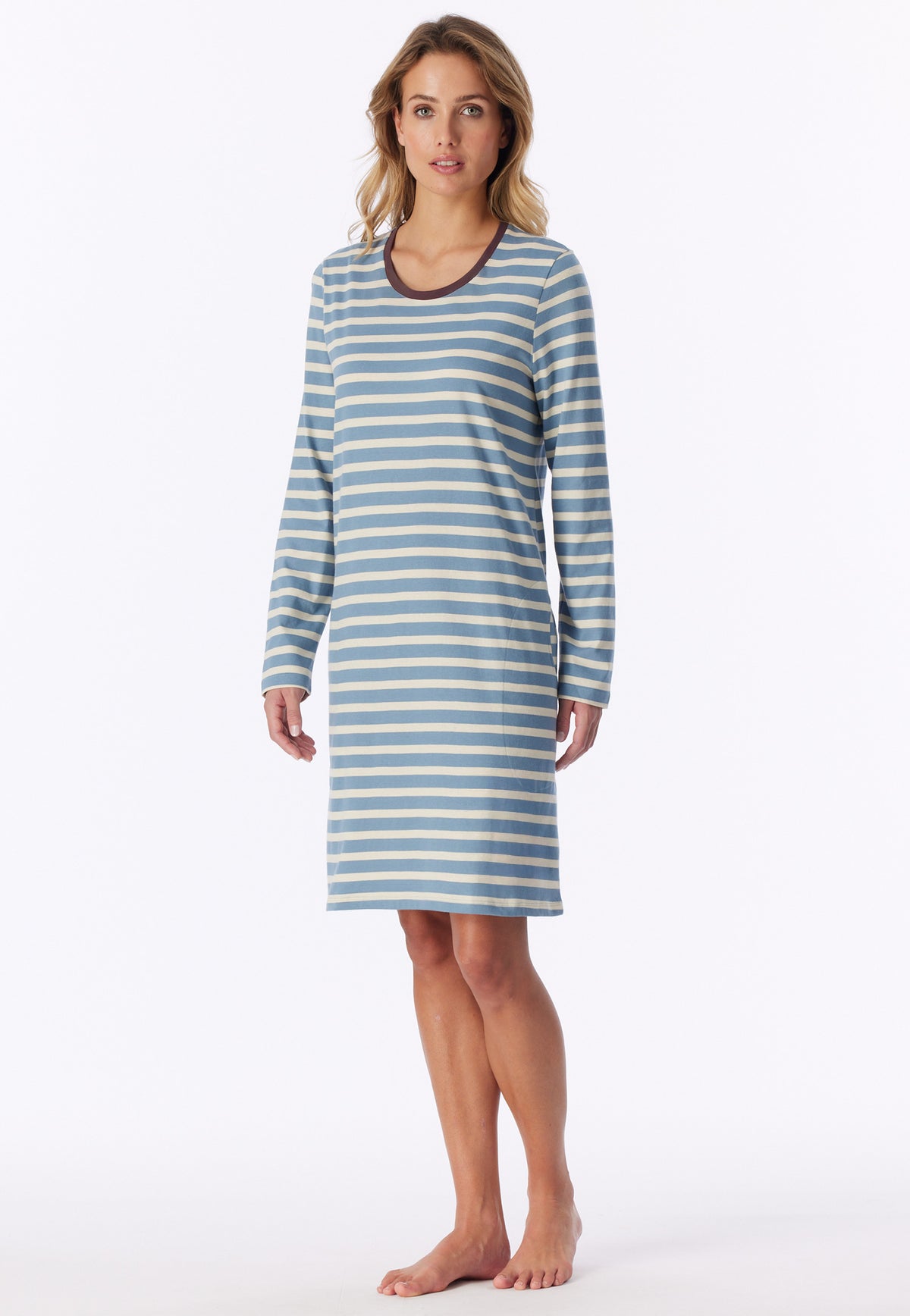 Greyblue | voor | Vooraanzicht op model, tweede foto, grijsblauw gestreept – Schiesser Dames Nachthemd lange mouw - Casual Essentials