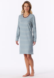 Greyblue | voor | Vooraanzicht op model, tweede foto, grijsblauw gestreept – Schiesser Dames Nachthemd lange mouw - Casual Essentials