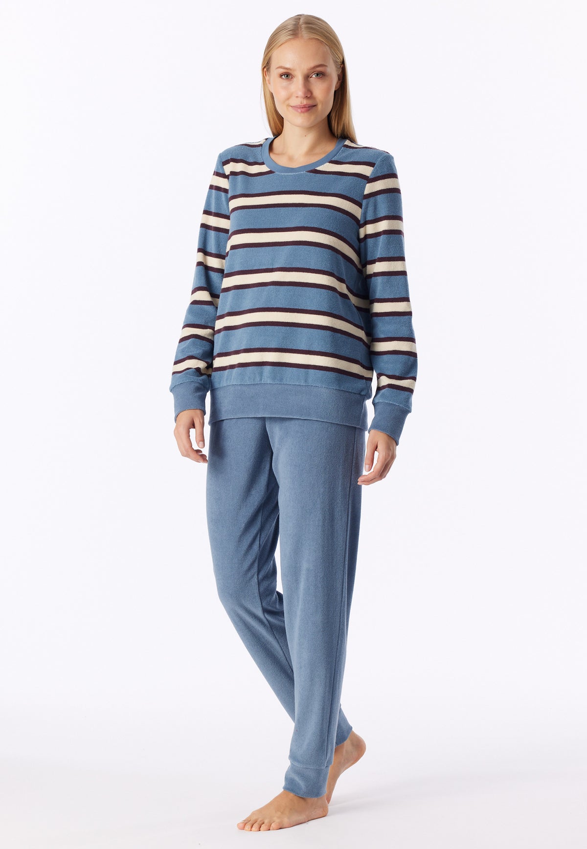 Grijsblauw | voor | Vooraanzicht op model, grijsblauw met streep – Schiesser badstof dames pyjama met boordjes - Streep - Casual Essentials