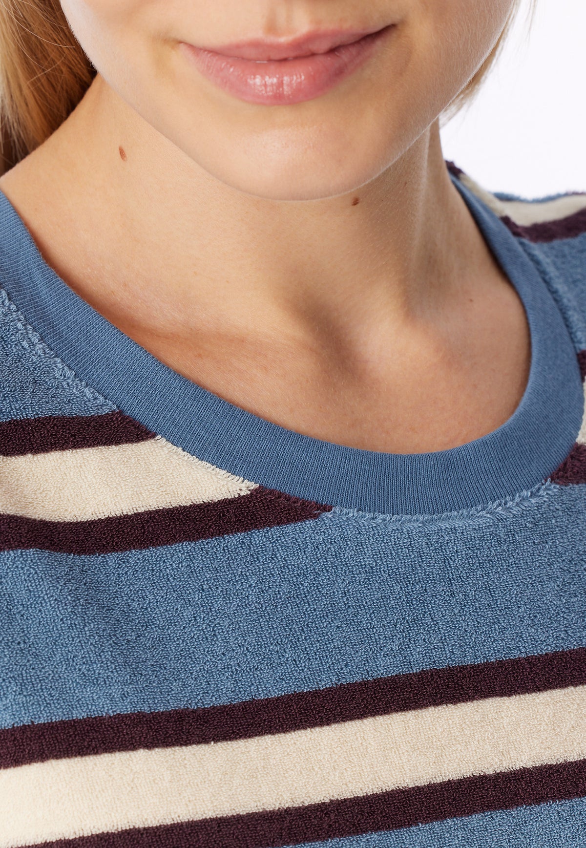 Grijsblauw | detail | Detail ronde hals en streep, grijsblauw – Schiesser badstof dames pyjama met boordjes - Streep - Casual Essentials