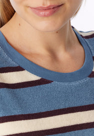 Grijsblauw | detail | Detail ronde hals en streep, grijsblauw – Schiesser badstof dames pyjama met boordjes - Streep - Casual Essentials