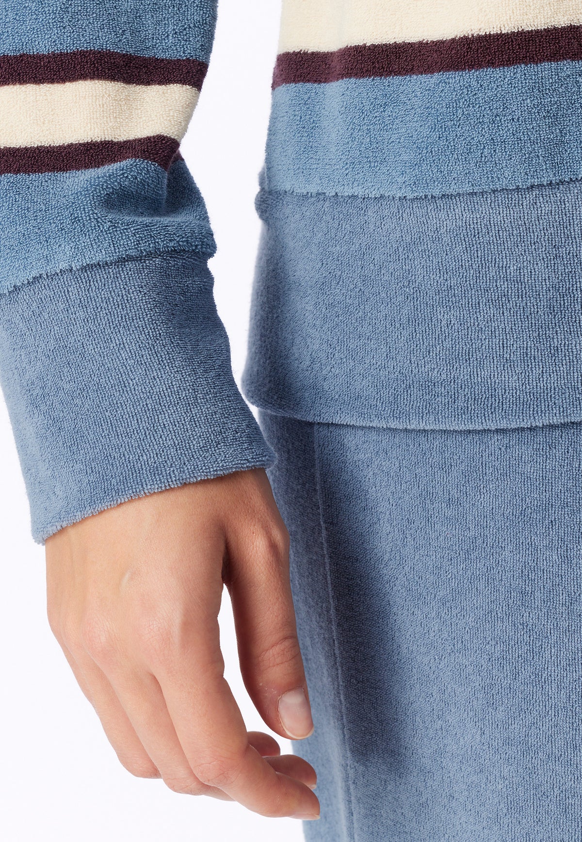 Grijsblauw | detail | Detail boordje aan mouw en zoom, grijsblauw – Schiesser badstof dames pyjama met boordjes - Streep - Casual Essentials
