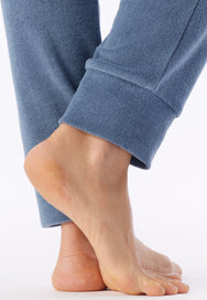 Grijsblauw | detail | Detail boordje aan de pijp, grijsblauw – Schiesser badstof dames pyjama met boordjes - Streep - Casual Essentials