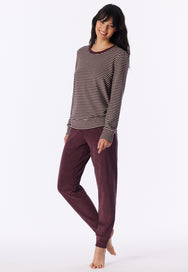 Cacaobruin | sfeer | Op model in beweging, cacaobruin – Schiesser badstof dames pyjama met boordjes - Streep - Casual Essentials