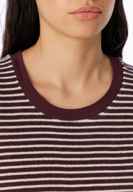 Cacaobruin | detail | Detail ronde hals en streep, cacaobruin – Schiesser badstof dames pyjama met boordjes - Streep - Casual Essentials
