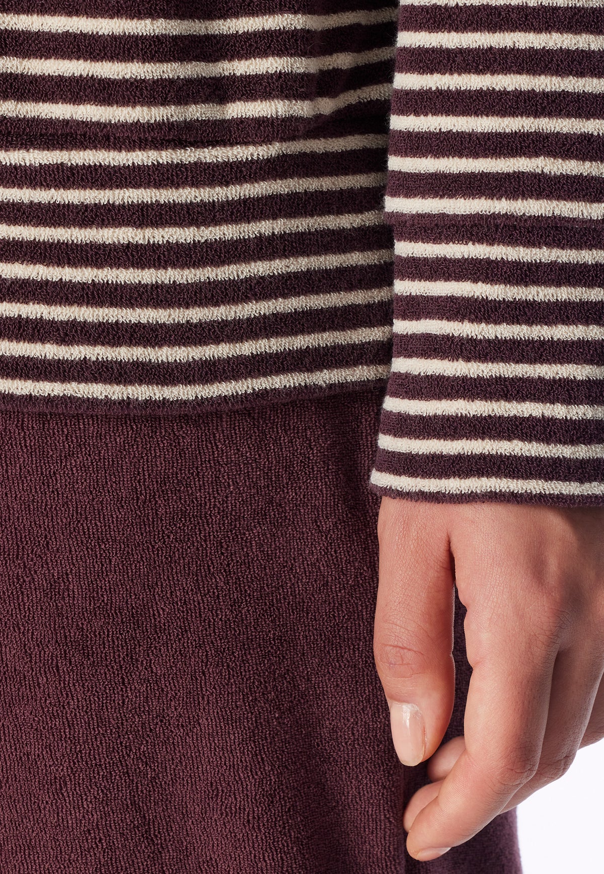 Cacaobruin | detail | Detail boordje aan mouw en zoom, cacaobruin – Schiesser badstof dames pyjama met boordjes - Streep - Casual Essentials