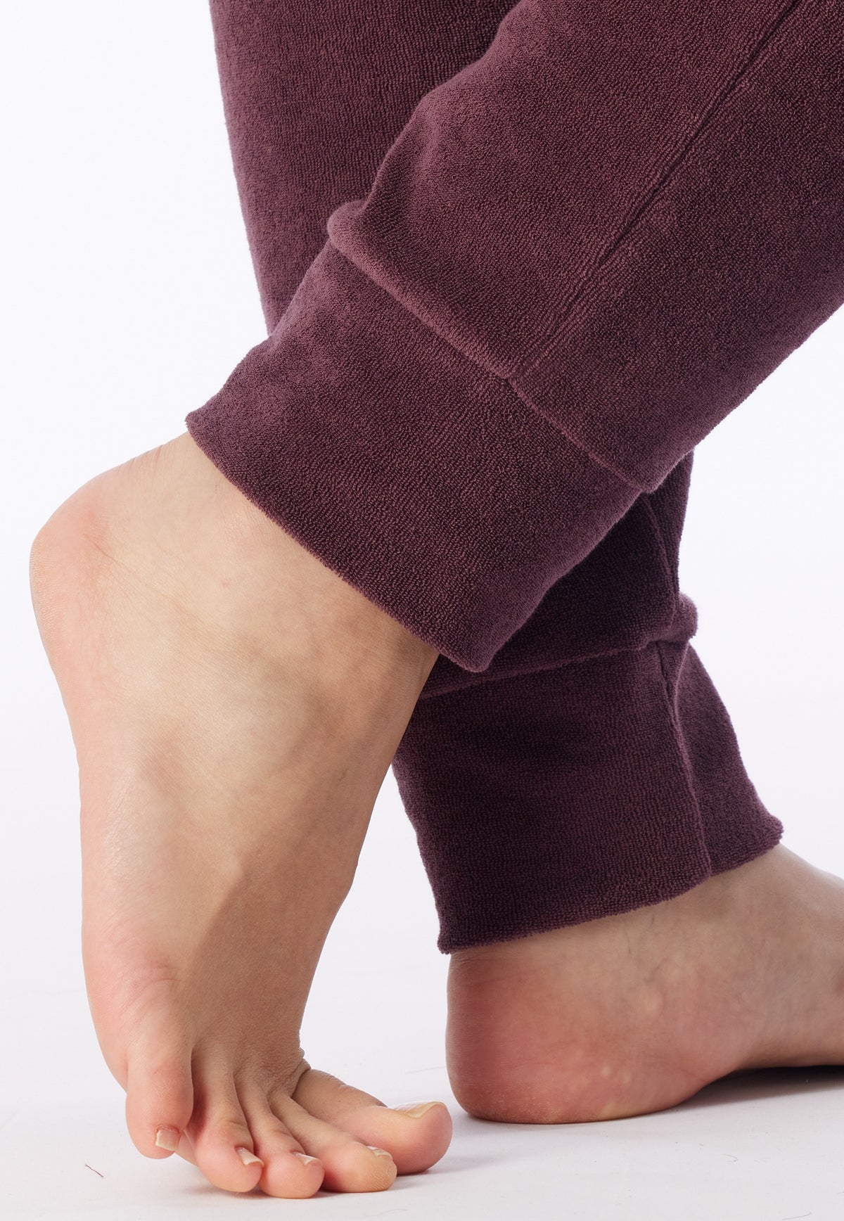Cacaobruin | detail | Detail boordje aan de pijp, cacaobruin – Schiesser badstof dames pyjama met boordjes - Streep - Casual Essentials