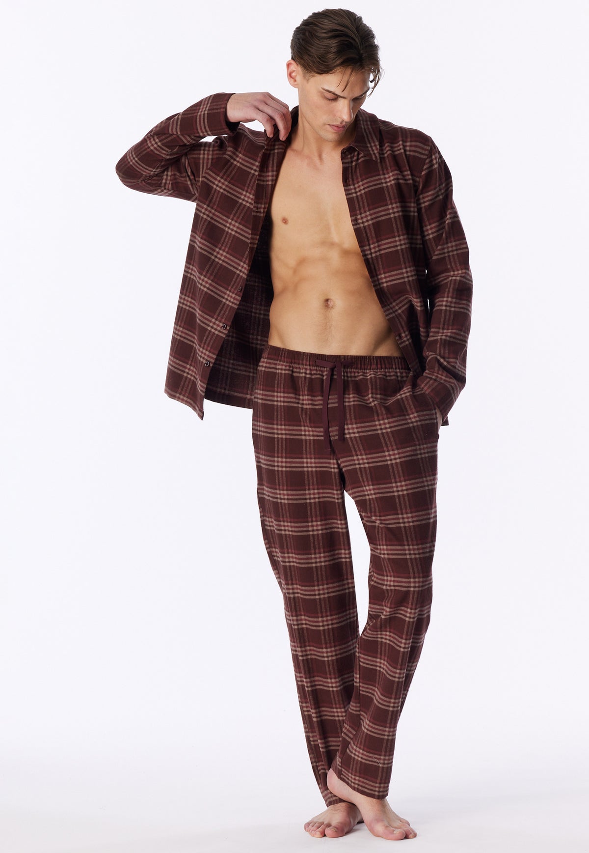 Praline | sfeer | Op model met open jasje, bruine ruit – Schiesser flanellen heren pyjama met knoopsluiting - Ruit - Selected! Premium