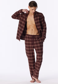 Praline | sfeer | Op model met open jasje, bruine ruit – Schiesser flanellen heren pyjama met knoopsluiting - Ruit - Selected! Premium
