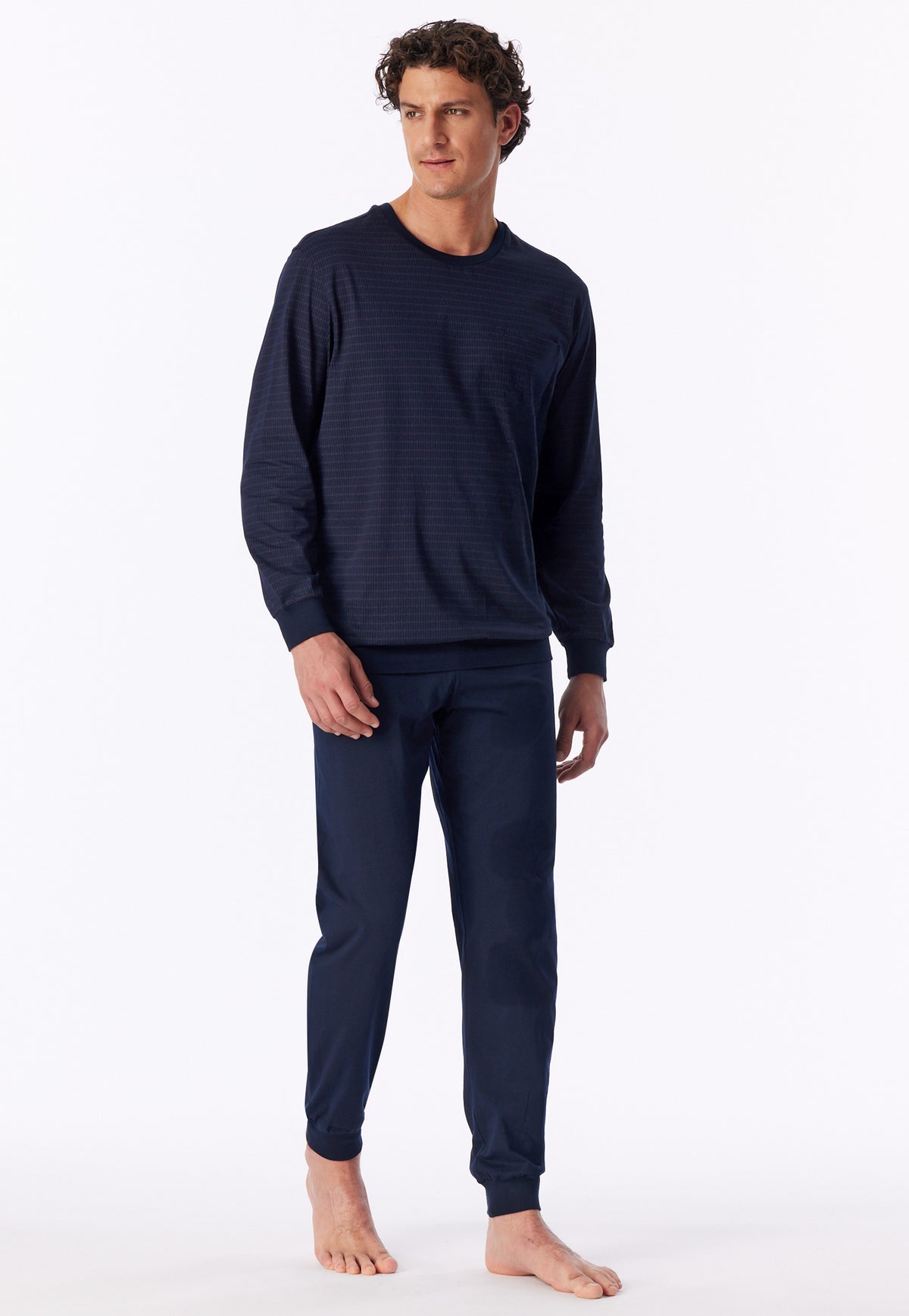 Aubergine | sfeer | Op model in ontspannen houding, donkerblauw met fijn dessin – Schiesser pyjama heren Katoen - Comfort Essentials