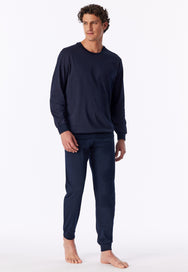 Aubergine | sfeer | Op model in ontspannen houding, donkerblauw met fijn dessin – Schiesser pyjama heren Katoen - Comfort Essentials
