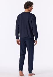 Aubergine | achter | Achteraanzicht op model, donkerblauw met fijn dessin – Schiesser pyjama heren Katoen - Comfort Essentials