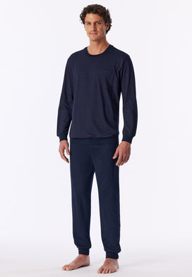 Aubergine | voor | Vooraanzicht op model, donkerblauw met fijn dessin – Schiesser pyjama heren Katoen - Comfort Essentials