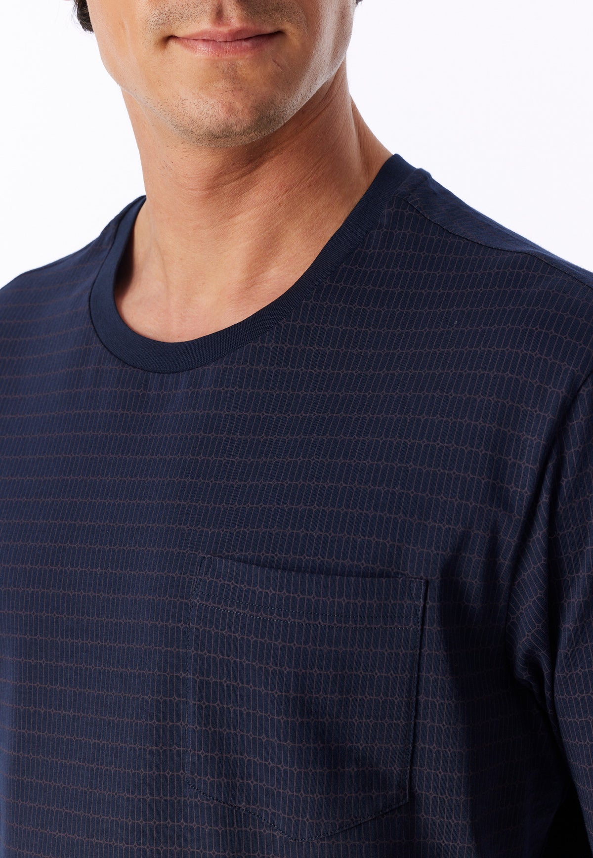 Aubergine | detail | Detail ronde hals en borstzak, aubergine – Schiesser pyjama heren Katoen - Comfort Essentials