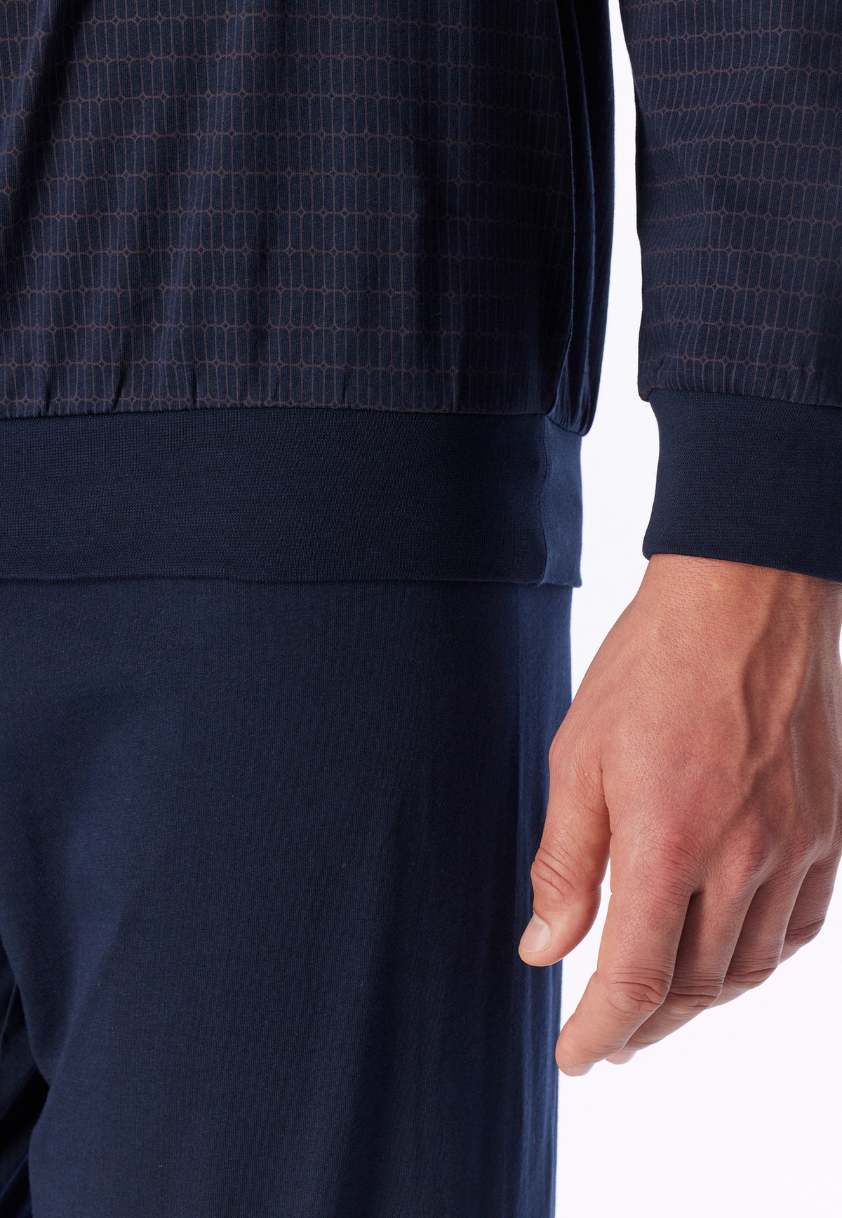 Aubergine | detail | Detail boordje aan mouw en zoom, aubergine – Schiesser pyjama heren Katoen - Comfort Essentials
