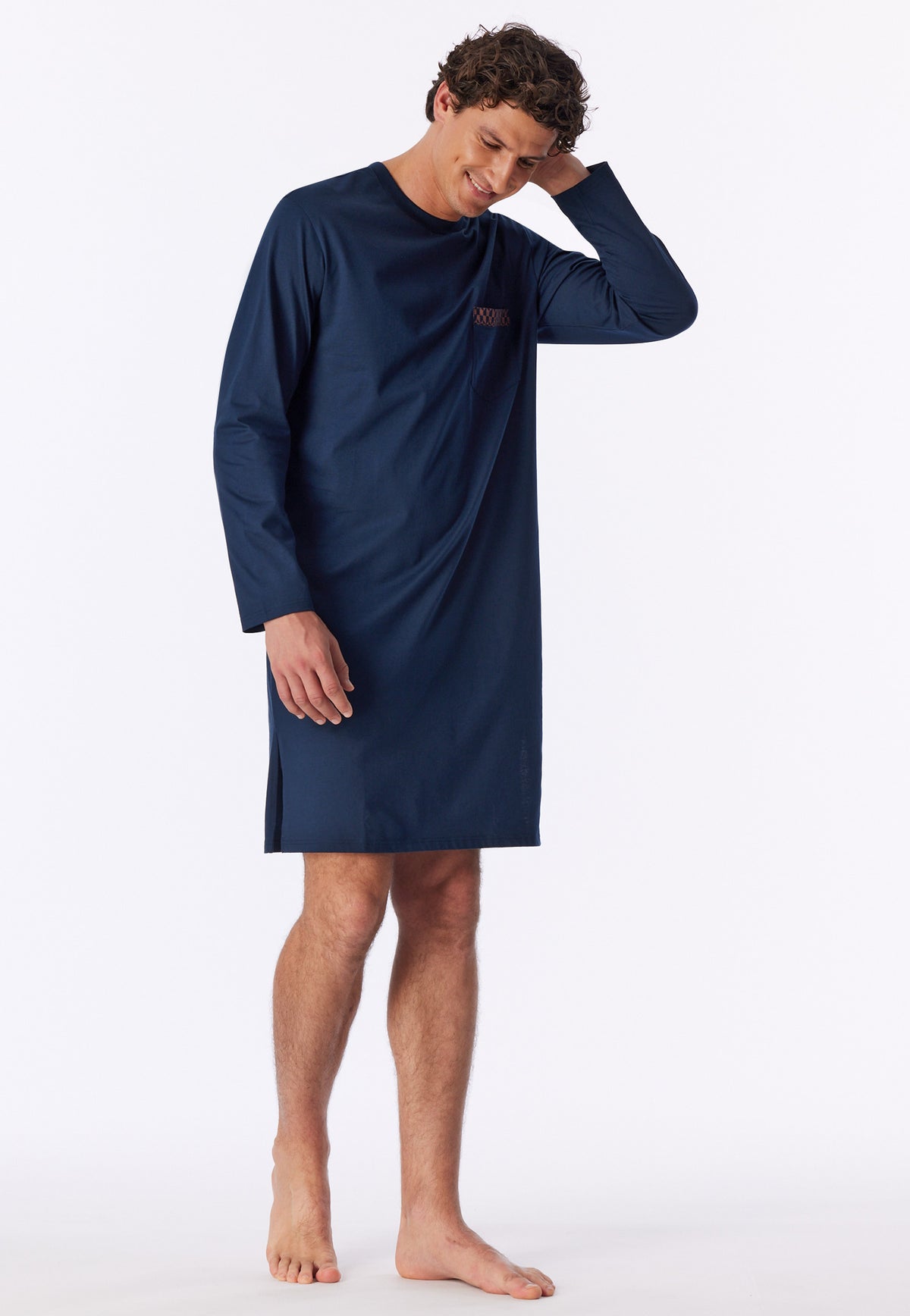 Donkerblauw | sfeer | Op model in ontspannen houding, donkerblauw – Schiesser katoenen heren nachthemd lange mouw - Comfort Nightwear