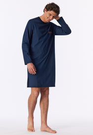Donkerblauw | sfeer | Op model in ontspannen houding, donkerblauw – Schiesser katoenen heren nachthemd lange mouw - Comfort Nightwear