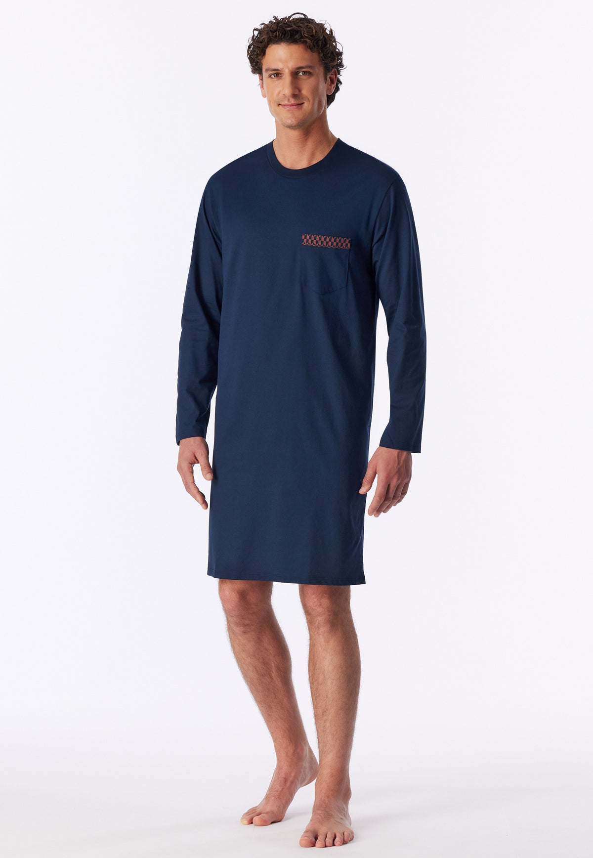 Donkerblauw | voor | Vooraanzicht op model, donkerblauw – Schiesser katoenen heren nachthemd lange mouw - Comfort Nightwear