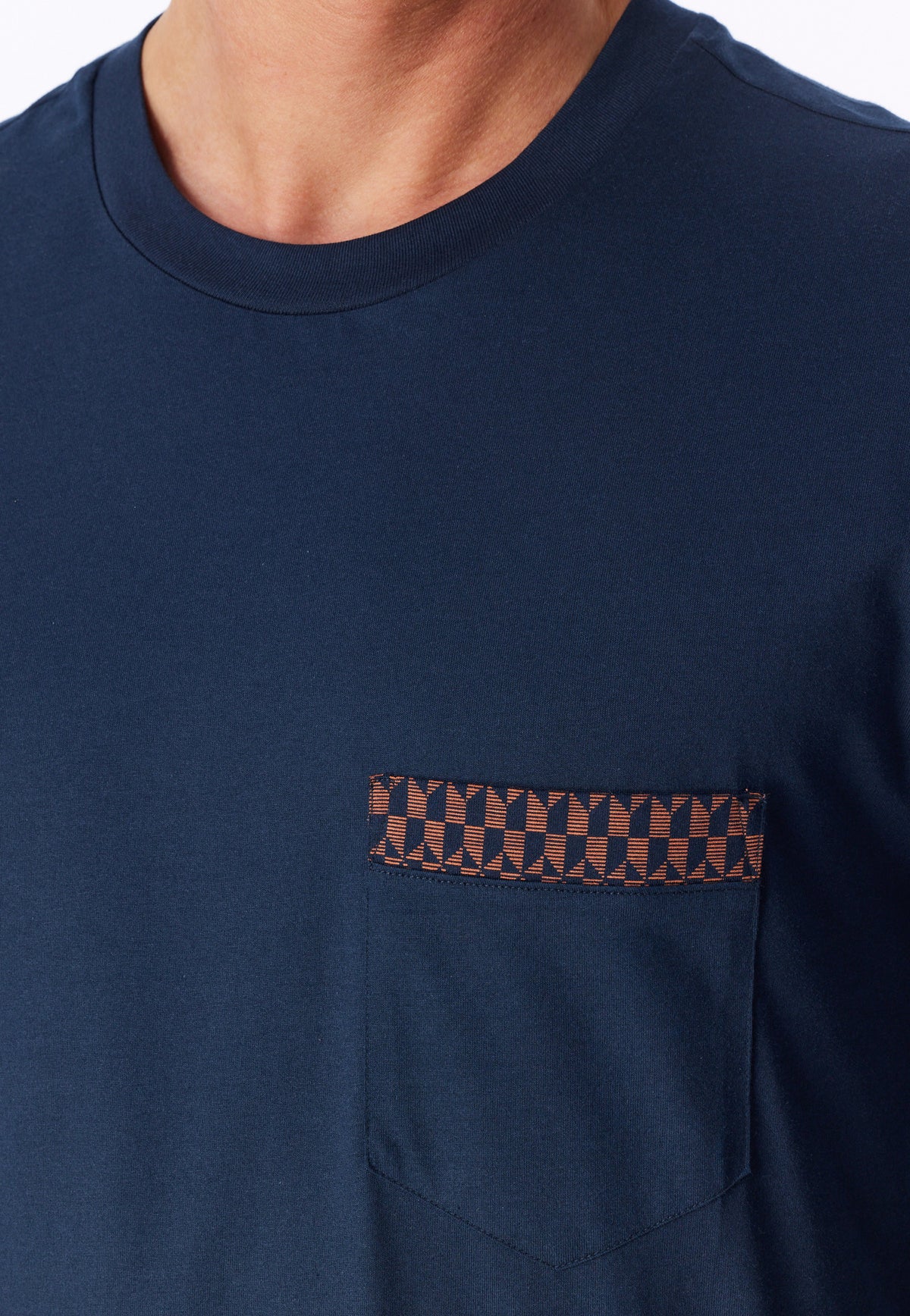 Donkerblauw | detail | Detail ronde hals en borstzak met koperkleurig randje, donkerblauw – Schiesser katoenen heren nachthemd lange mouw - Comfort Nightwear