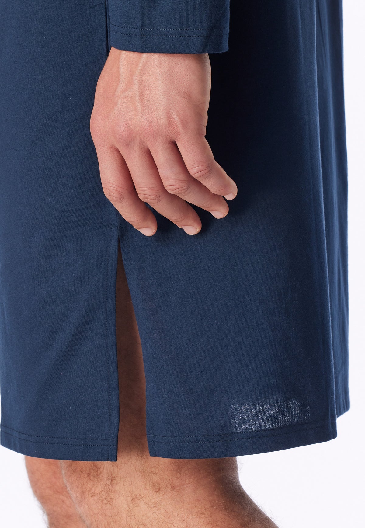 Donkerblauw | detail | Detail splitje opzij aan de zoom, donkerblauw – Schiesser katoenen heren nachthemd lange mouw - Comfort Nightwear
