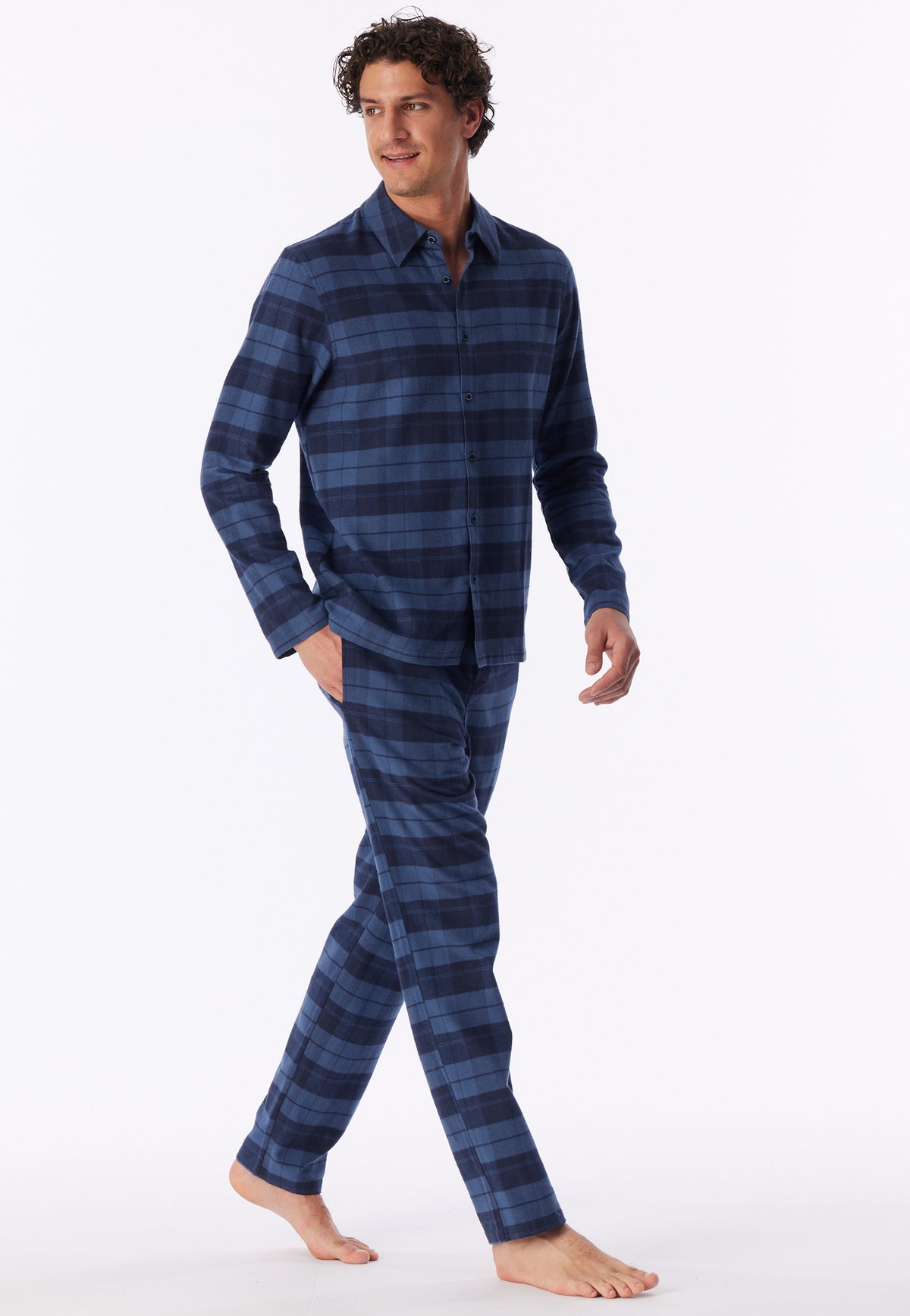 Faded Denim | zij | Zijaanzicht op model, blauwe ruit – Schiesser flanellen heren pyjama met knoopsluiting - Ruit - Selected! Premium