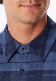 Faded Denim | detail | Detail kraag en knoopsluiting, blauwe ruit – Schiesser flanellen heren pyjama met knoopsluiting - Ruit - Selected! Premium